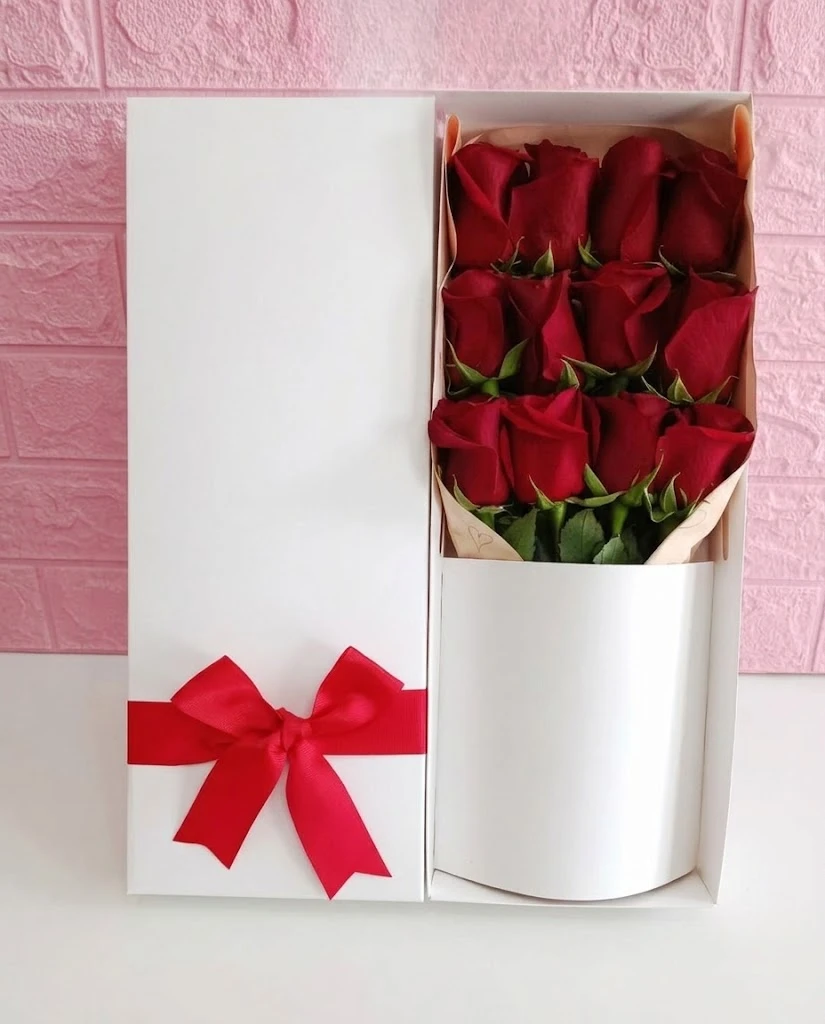 Caja de rosas rojas con su nombre en la tapa