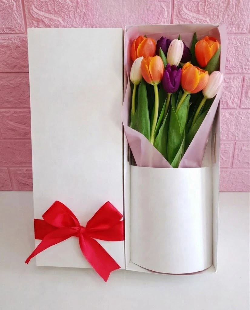Caja de tulipanes con su nombre en la tapa